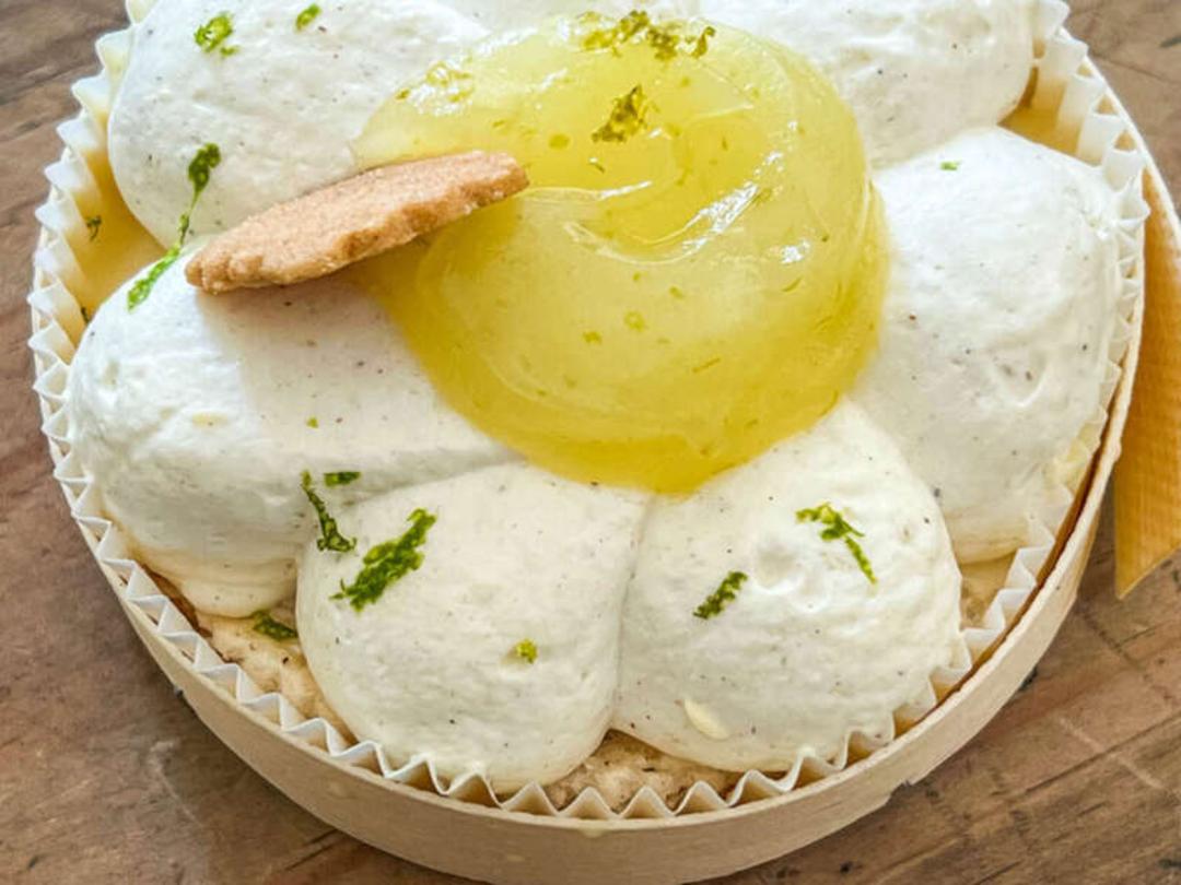 شیرینی دسر فرانسوی با خامه و ژله لیمو و پوست لیمو