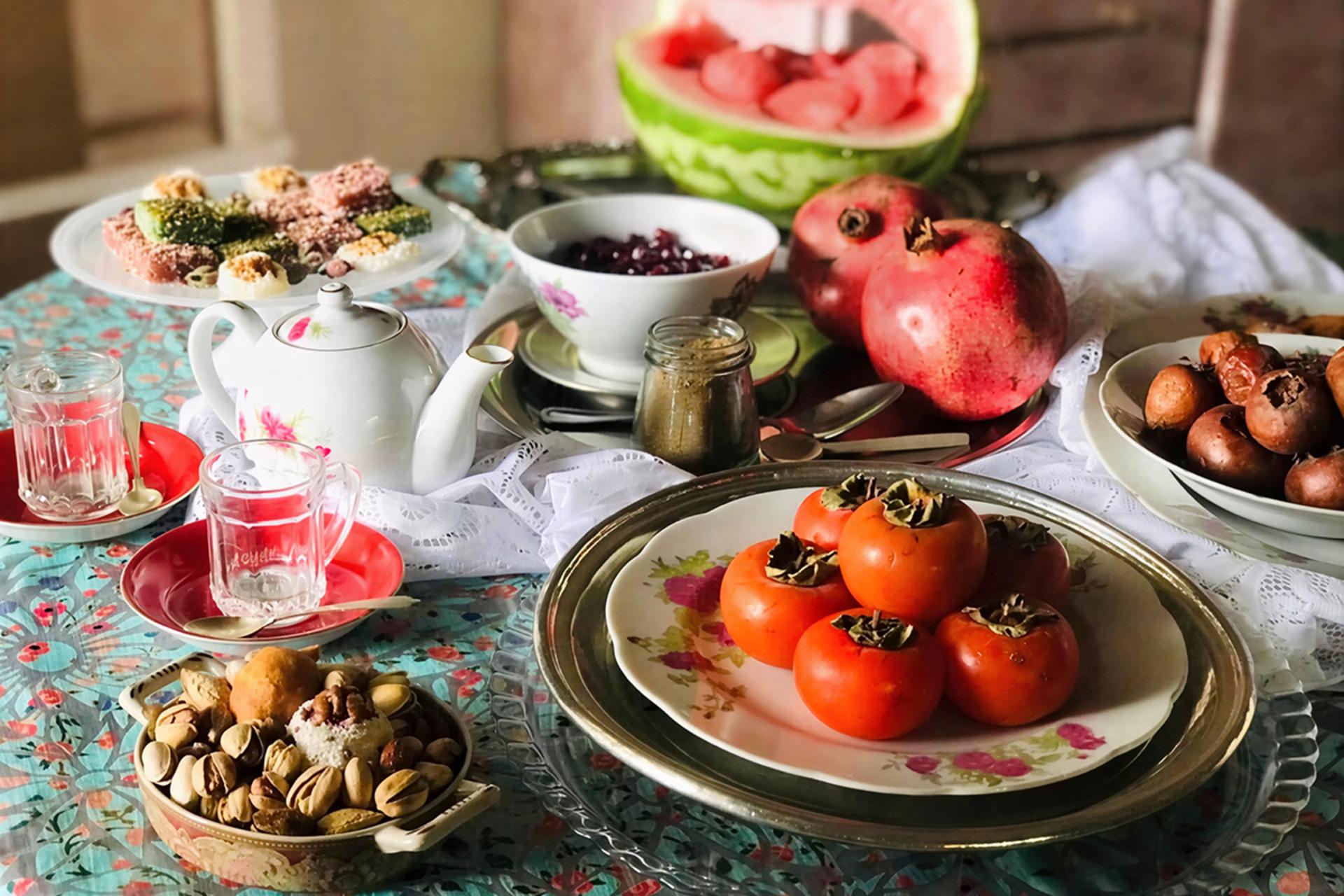 سفره شب یلدا با میوه و آجیل