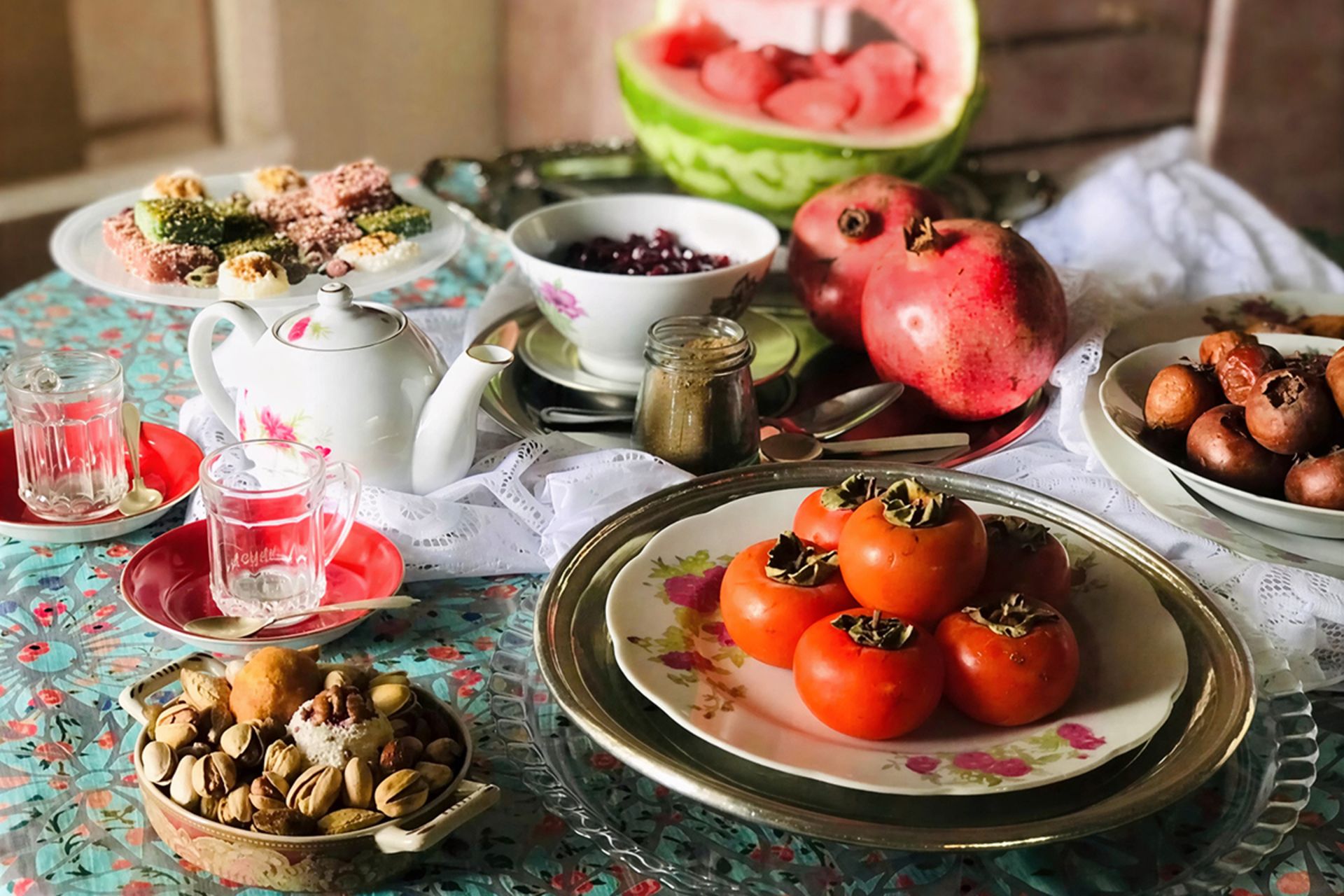 سفره شب یلدا با میوه و آجیل