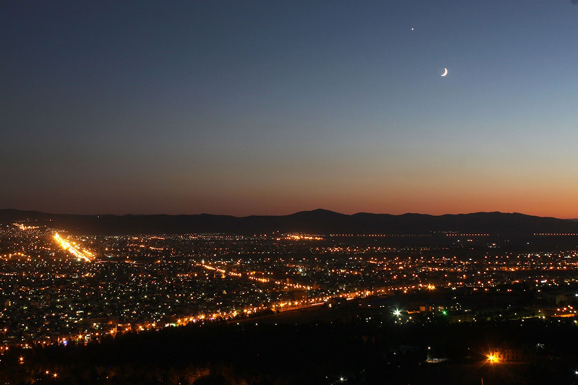 منظره شهر از نمای پارک کوهستان کرمانشاه در شب