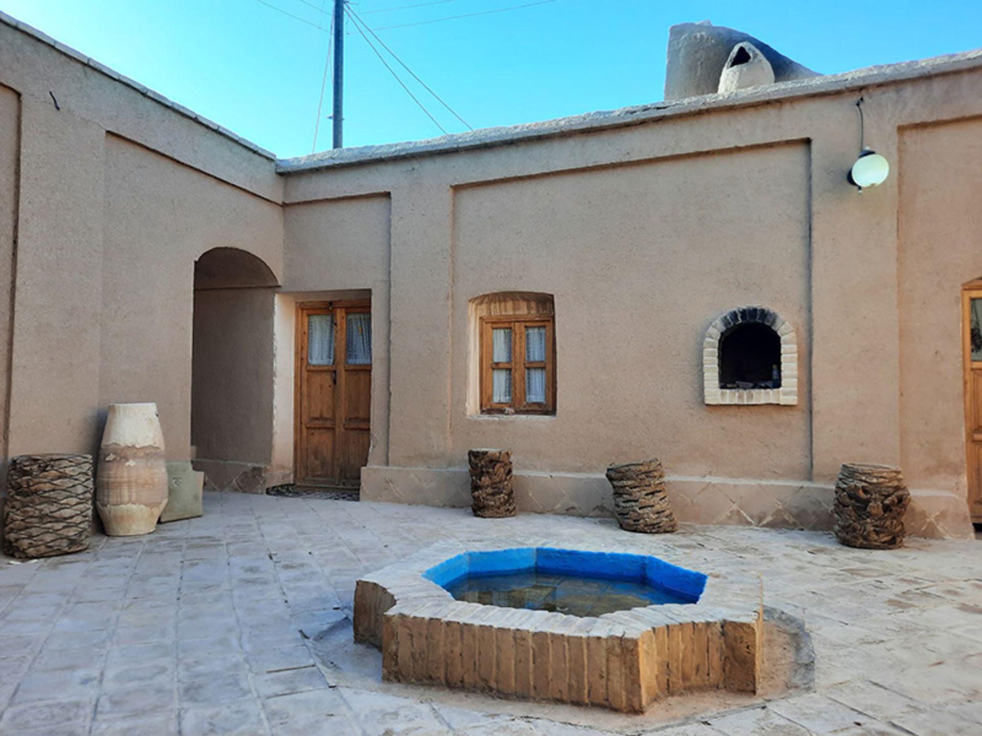 حیاط اقامتگاه ناردون ازمیغان