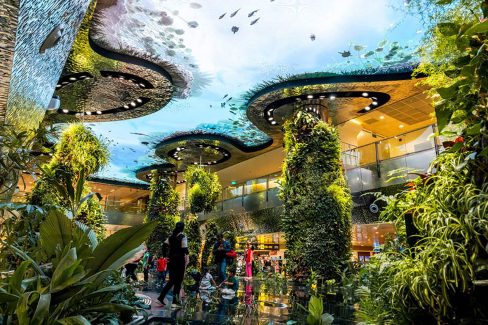 فضای داخلی فرودگاه چانگی سنگاپور دارای طراحی با پوشش گیاهی سرسبز