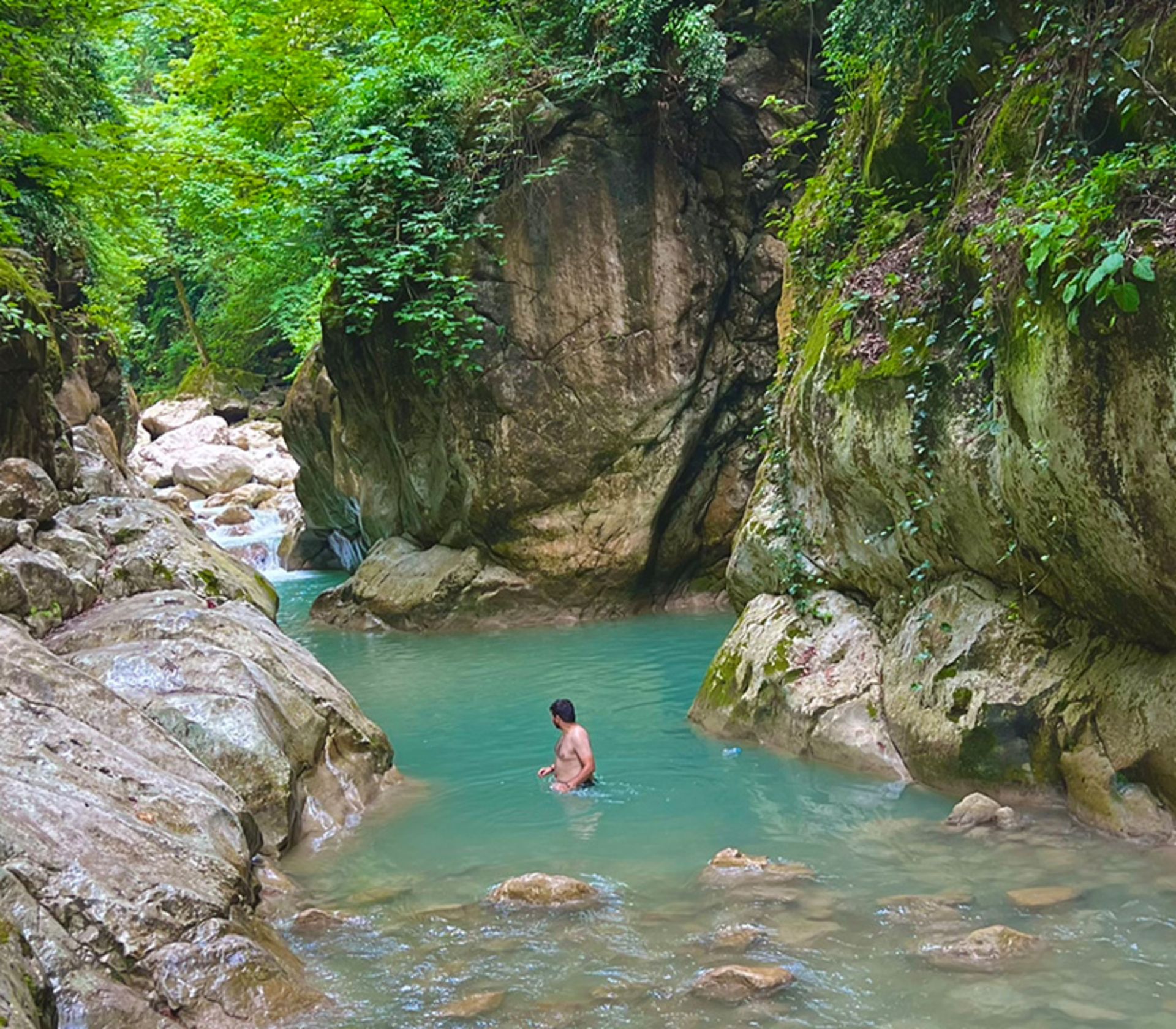 شنا در تنگه خیرودکنار با طبیعت سرسبز