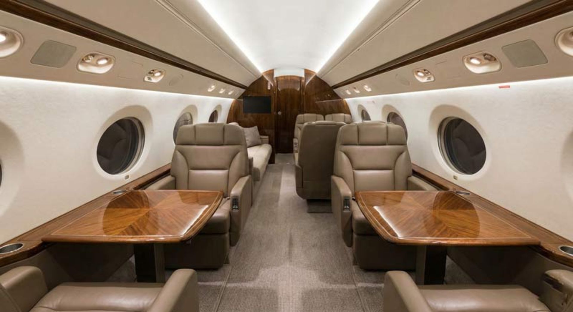 نمای داخلی کابین یک جت خصوصی لوکس با صندلی‌های چرمی راحت