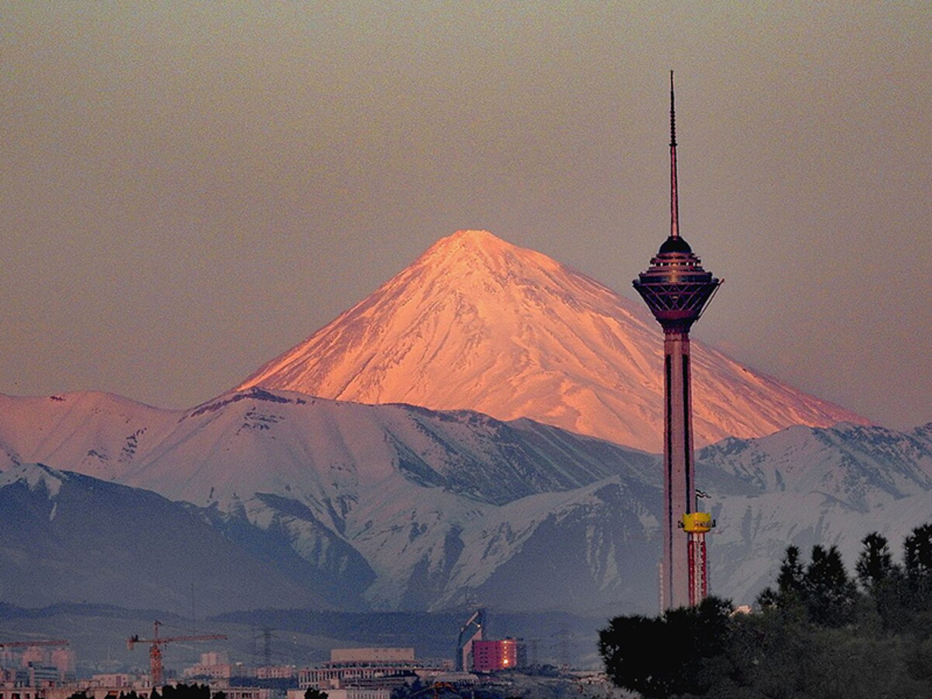 منظره تماشایی قله کوه دماوند در کنار برج میلاد تهران