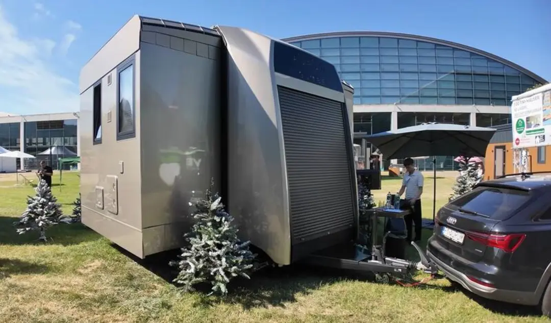 تریلر لوکس کوچک (Tiny House) آلمانی با بدنه مدرن و پنجره‌های بزرگ