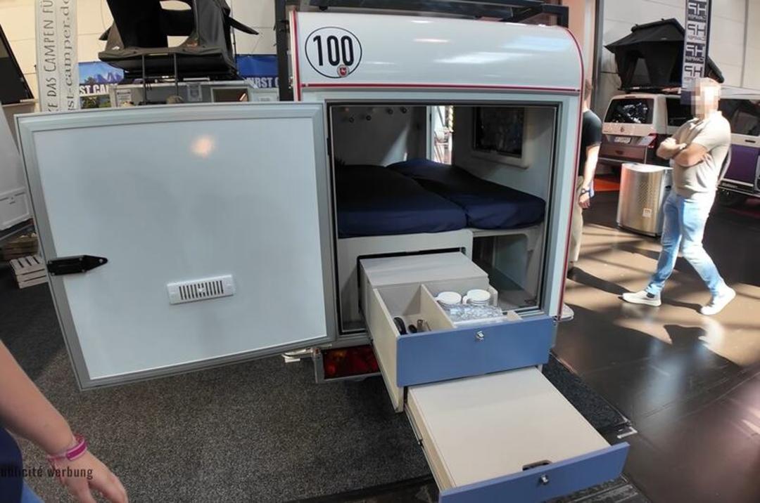 تختخواب و کشوهای ذخیره‌سازی در فضای داخلی میکروکاروان (Micro Caravan) آلمانی