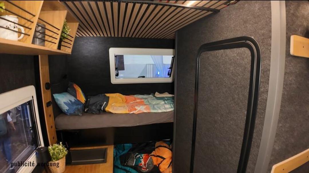 تختخواب و فضای استراحت در داخل یک کاروان (Camper) آلمانی متحرک