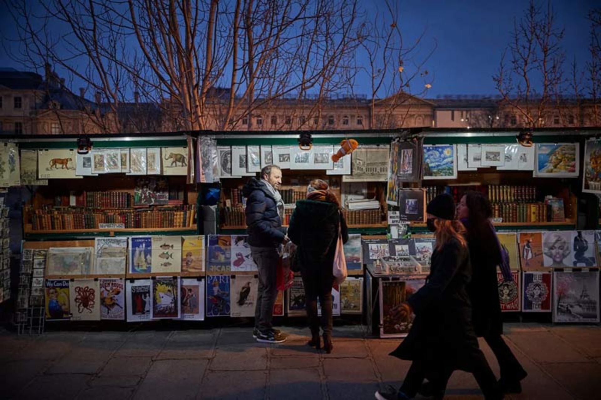 فروش پوستر و مجلات قدیمی در کنار کتاب‌ها