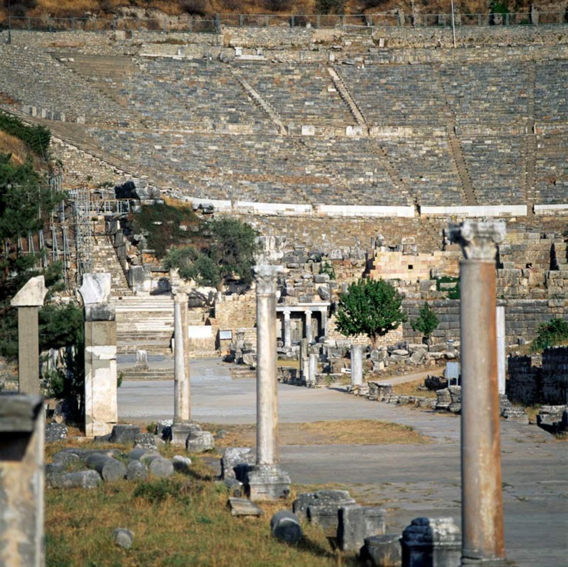 ردیف ستون‌های مرمری در مسیر منتهی به تماشاخانه بزرگ در شهر باستانی افسوس