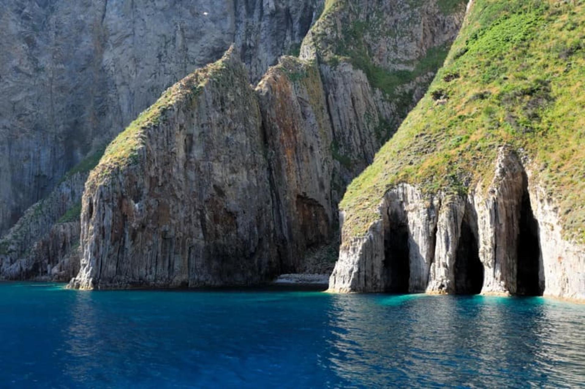 نمایی از جزیره پالمارولا در غرب ایتالیا