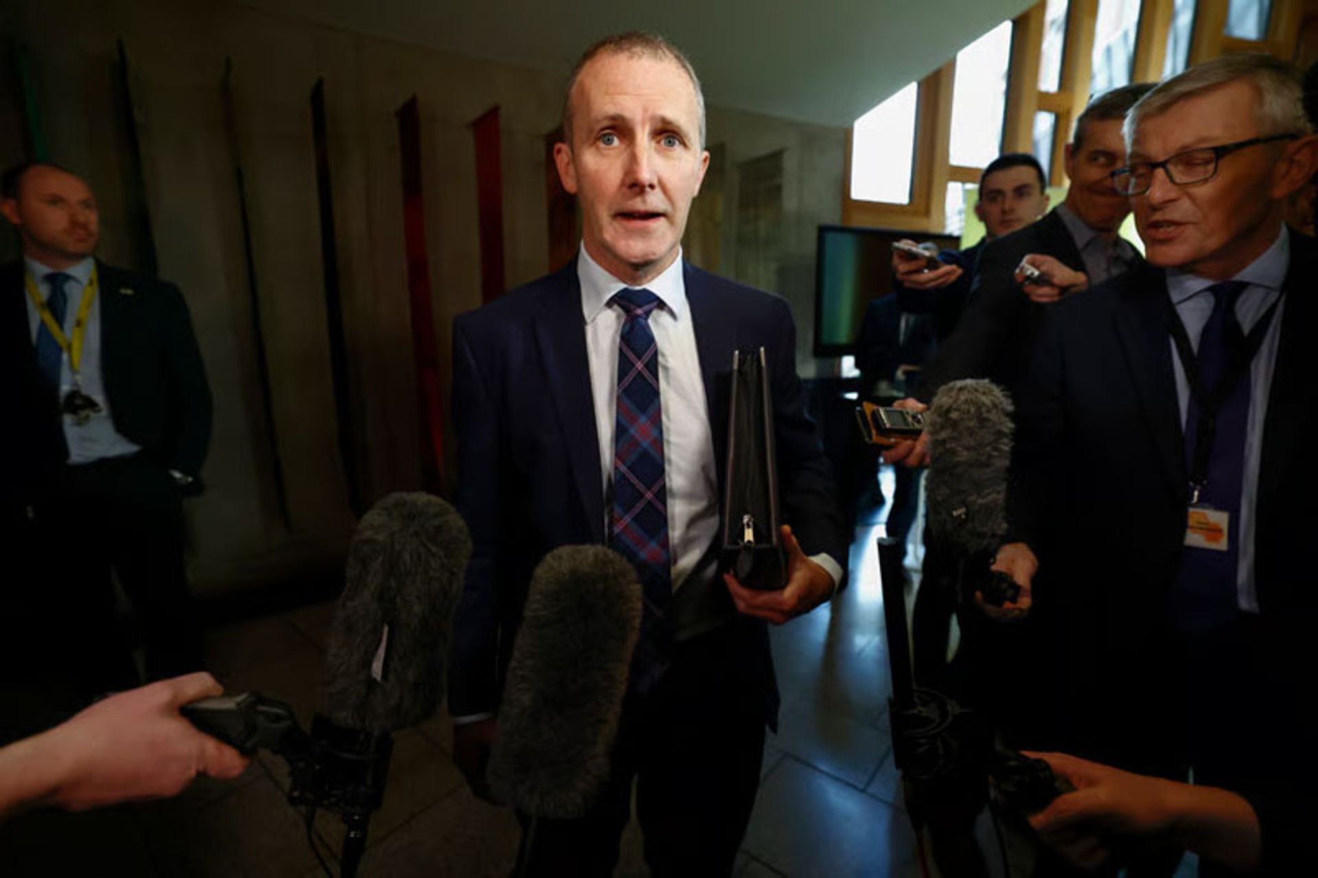 مایکل متسون وزیر بهداشت اسکاتلند در برابر خبرنگاران