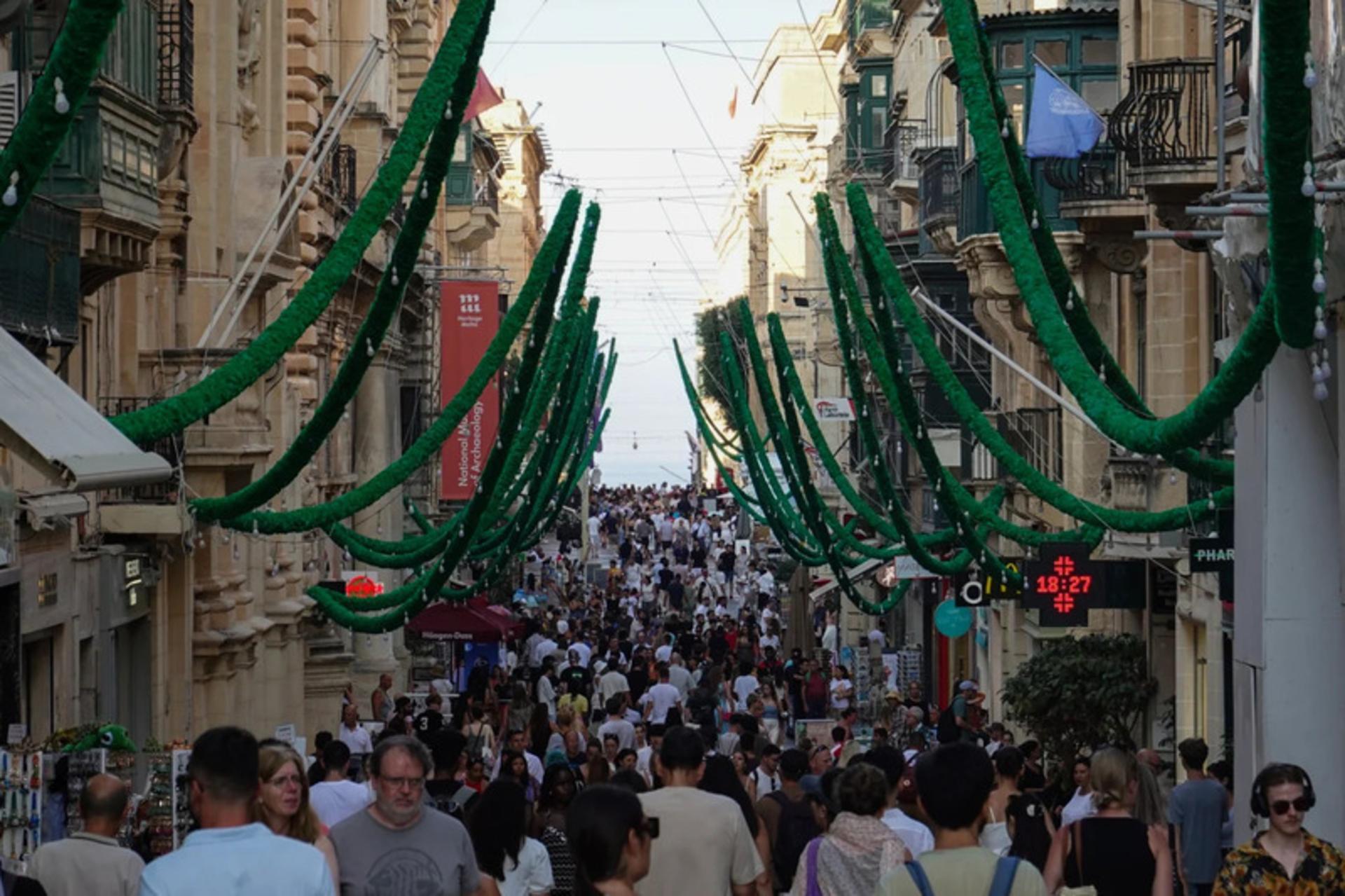 گردشگران در خیابان