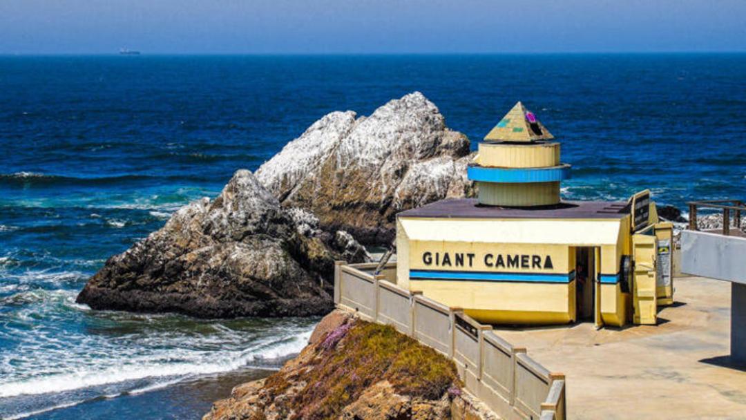 ساختمان دوربین غول‌پیکر (Giant Camera) در کنار صخره‌های ساحلی و اقیانوس