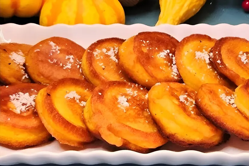 شیرینی کاکا (Kaka) گیلانی با پوشش پودر نارگیل در ظرف سفید