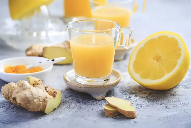 شات زنجبیل (Ginger) و لیمو در لیوان‌های کوچک برای تقویت سیستم ایمنی