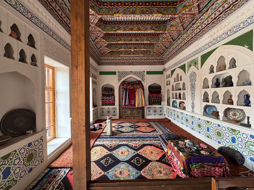 فضای داخل اتاق های خانه و موزه کمیل خجندی تاجیکستان