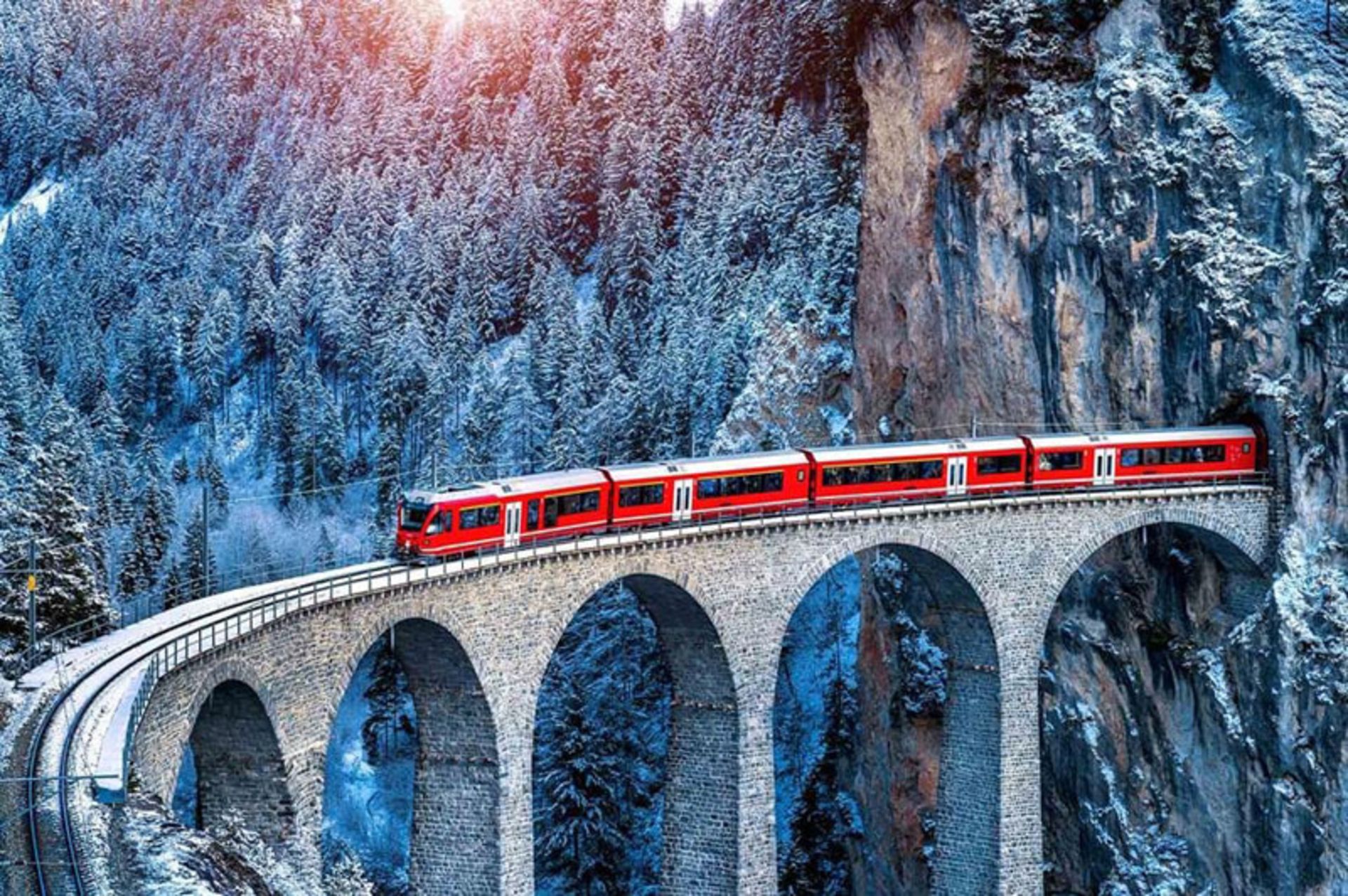 قطار قرمز گلیسیر اکسپرس سوئیس روی پل کوهستانی