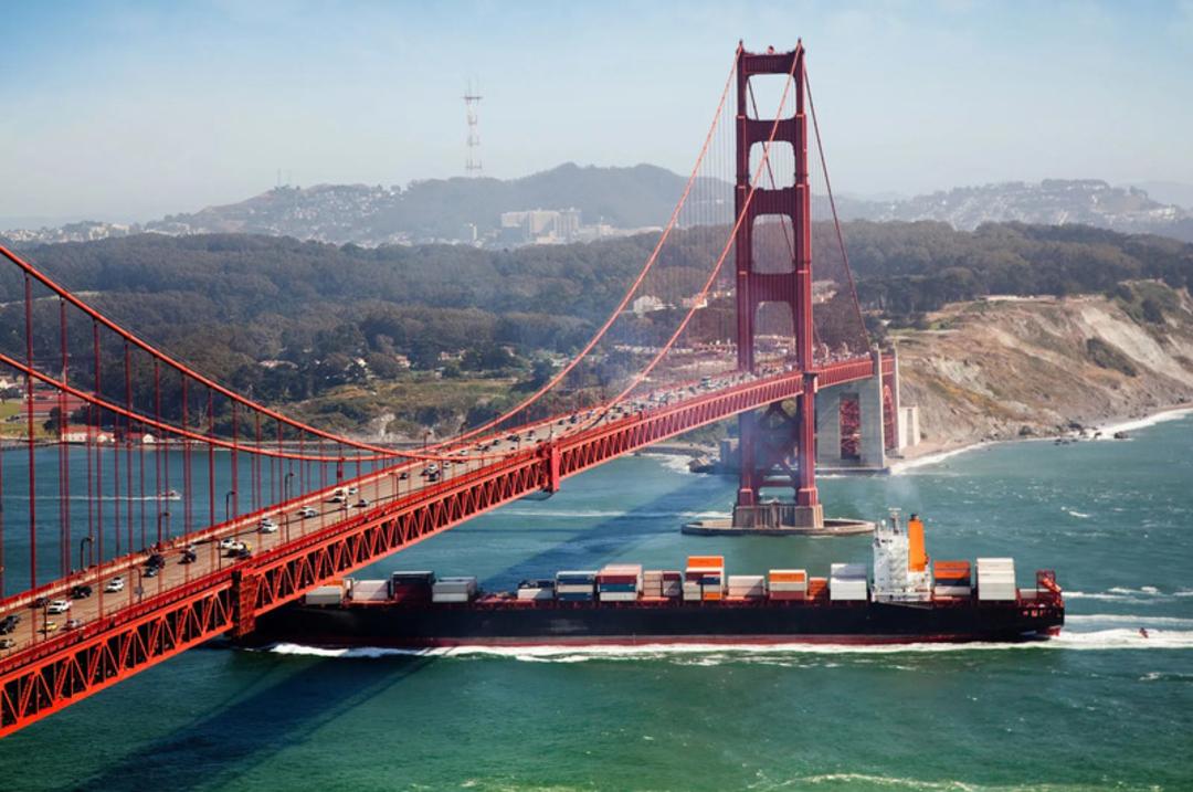 پل گلدن گیت (Golden Gate Bridge) با رنگ نارنجی در خلیج سانفرانسیسکو