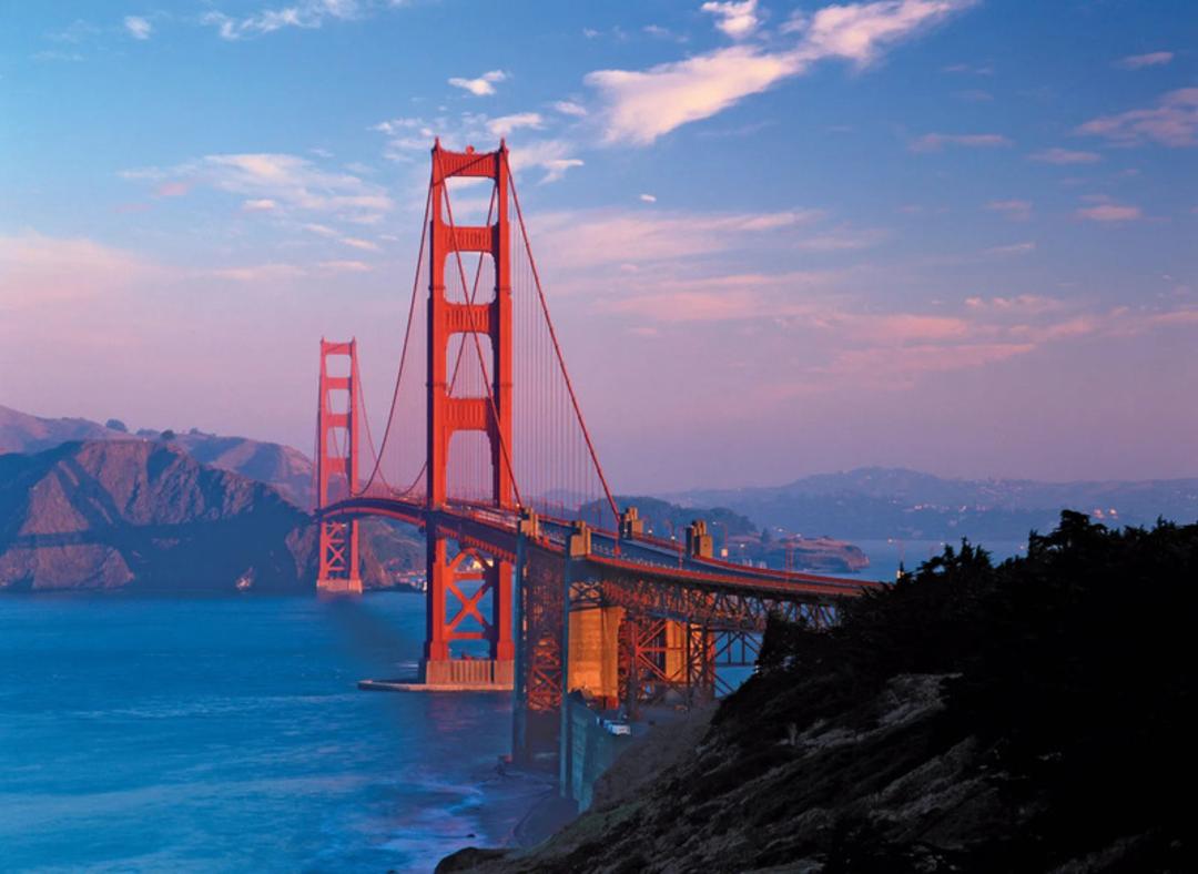 پل گلدن گیت (Golden Gate Bridge) با رنگ نارنجی در غروب