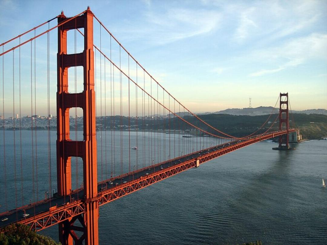 پل معلق گلدن گیت (Golden Gate Bridge) با ستون‌های نارنجی در خلیج