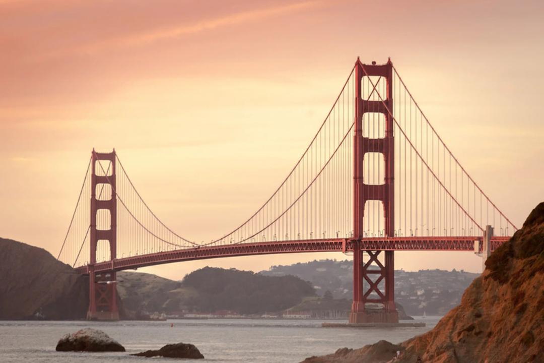 پل معلق گلدن گیت (Golden Gate Bridge) در زمان غروب خورشید