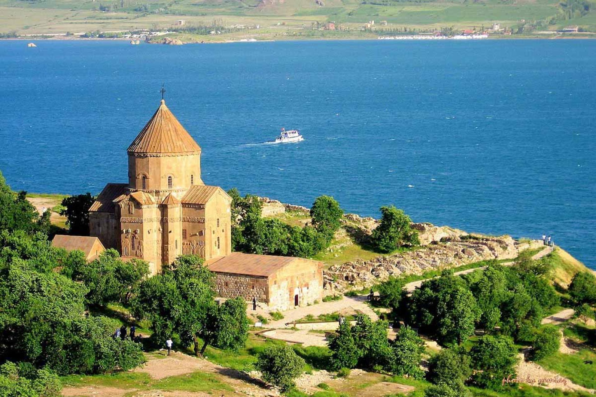 کلیسای صلیب مقدس در جزیره آکدامار دریاچه وان