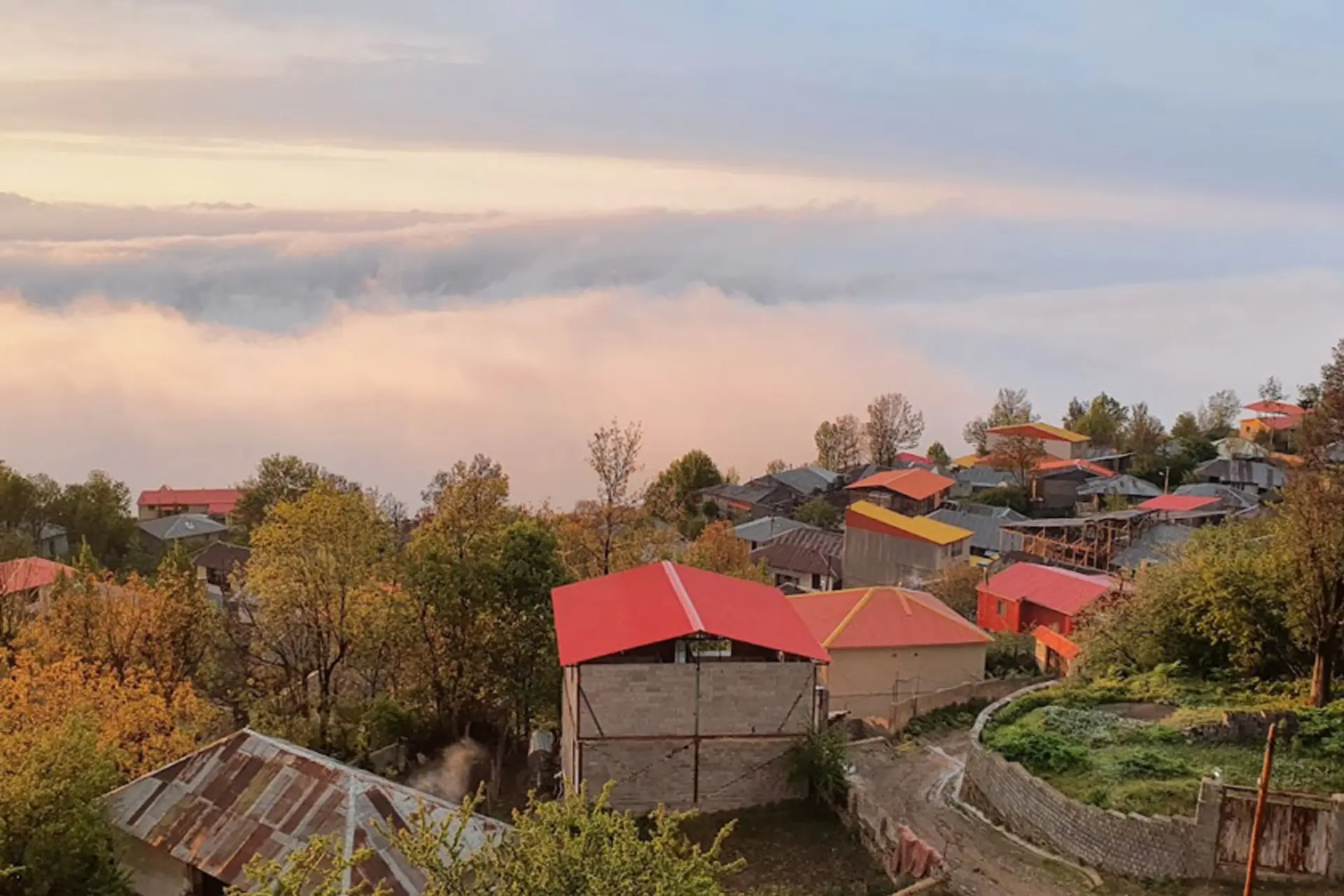 خانه های روستای فیلبند و اقیانوس ابرها