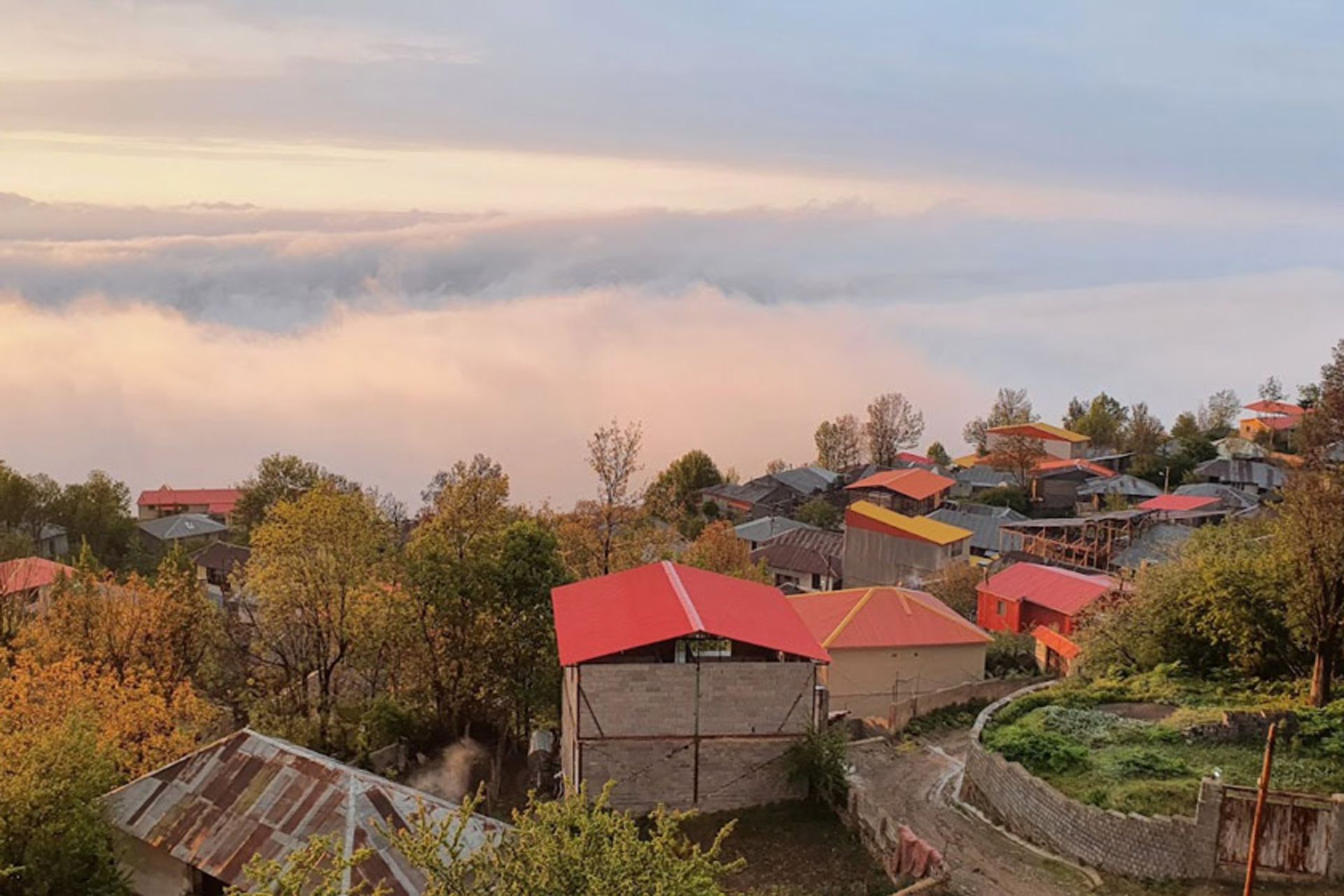 خانه های روستای فیلبند و اقیانوس ابرها