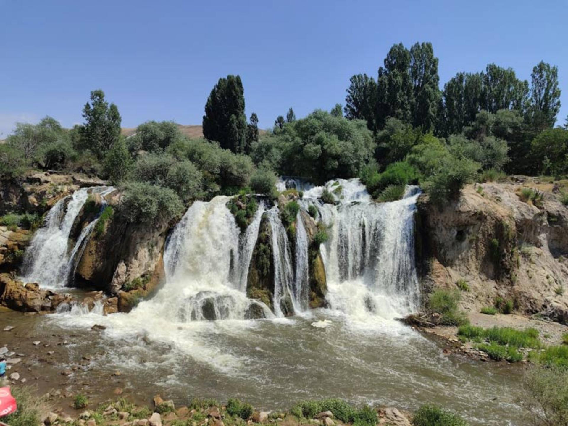 طبیعت سرسبز آبشار مرادیه وان ترکیه