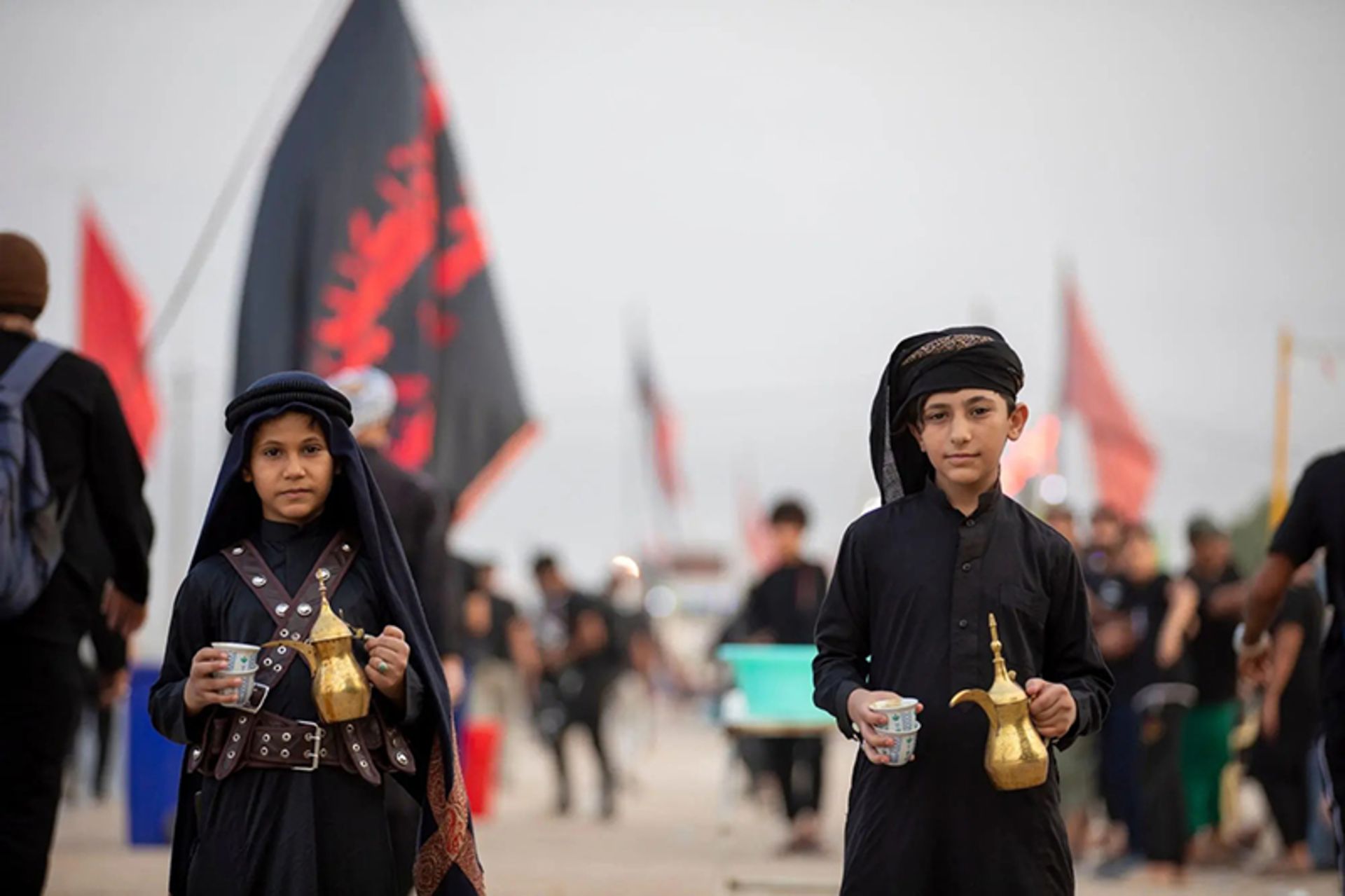 دو کودک عرب در مراسم اربعین حسینی
