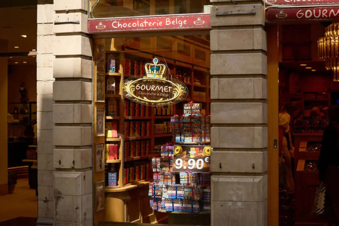 ویترین فروشگاه شکلات بلژیکی (Chocolaterie Belge) گورمت با انواع محصولات شیرین