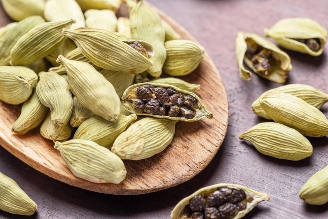 هل سبز (Green Cardamom) باز شده که دانه‌های سیاه داخل آن دیده می‌شود