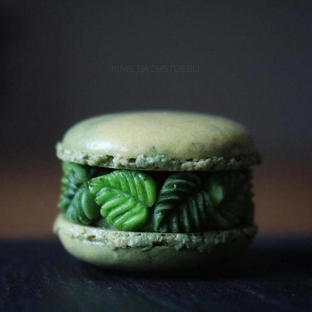 ماکارون (Macaron) سبز رنگ با لایه میانی تزئین شده با طرح برگ‌های سبز
