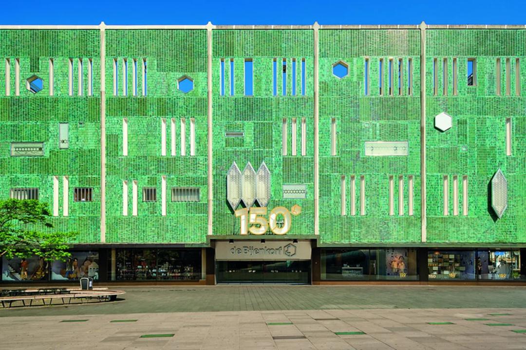نمای نمای ساختمان با کاشی‌های سبز رنگ و پنجره‌های هندسی