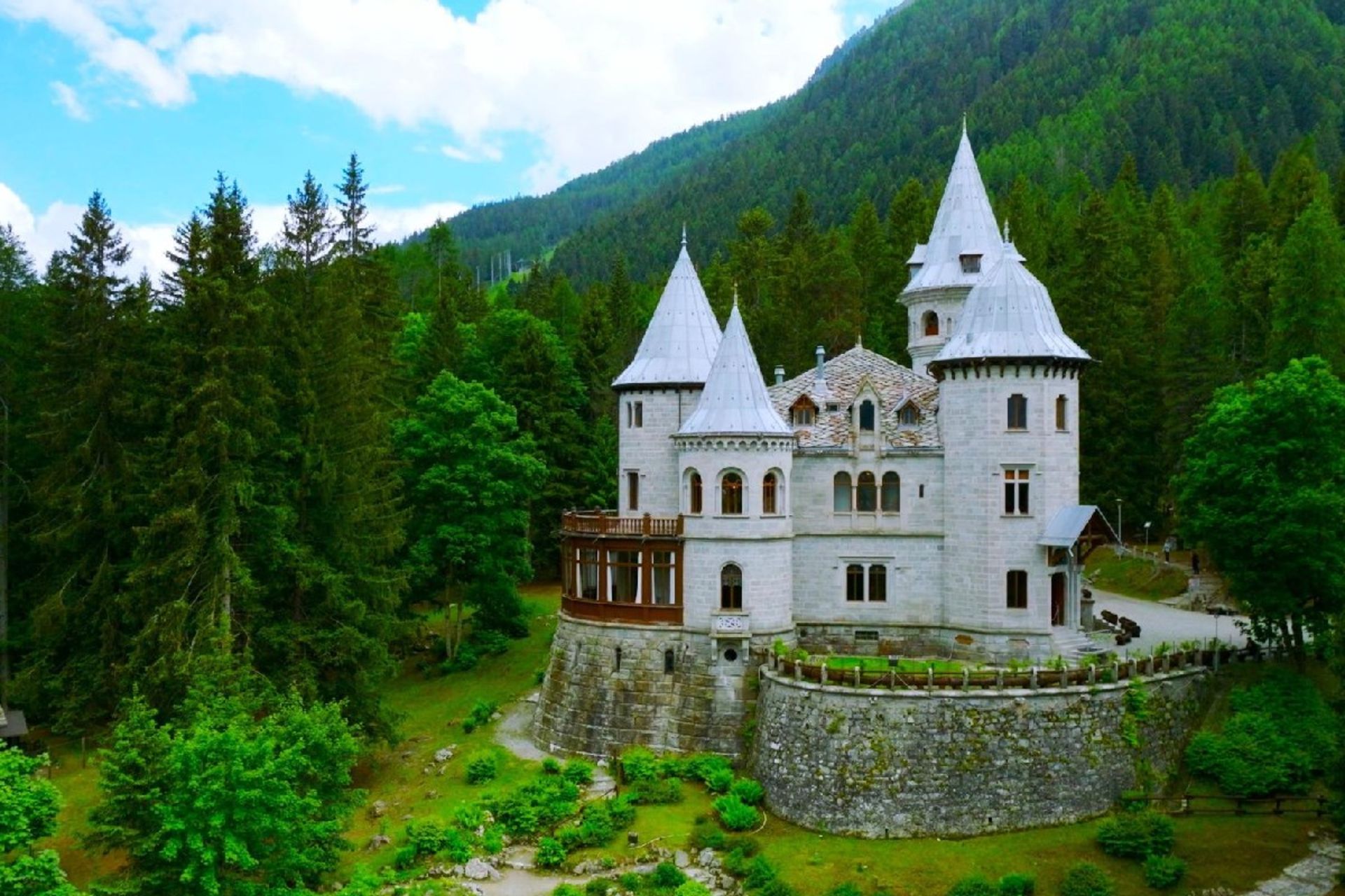 نمای بیرونی قلعه ساووی و طبیعت اطراف آن در ایتالیا