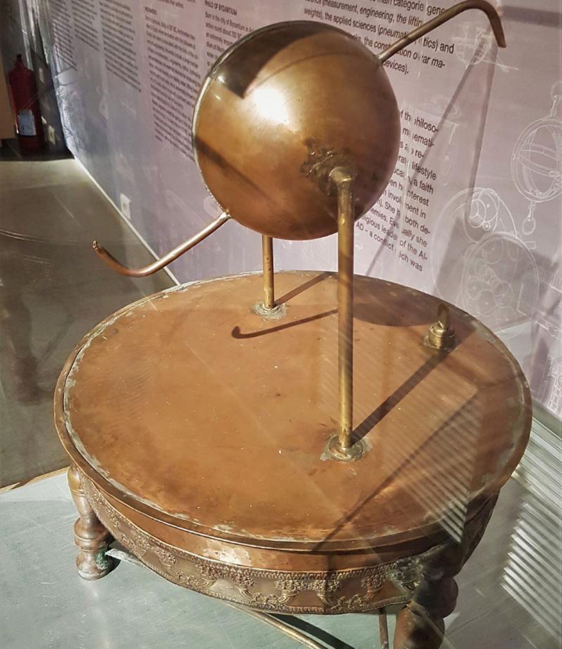 نمایش ماشین بخار آیولیپایل در موزه