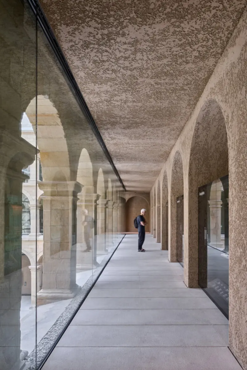 راهروی مدرن با ستون‌های طاق‌دار در موزه گگنهایم (Guggenheim Museum) در بیلبائو
