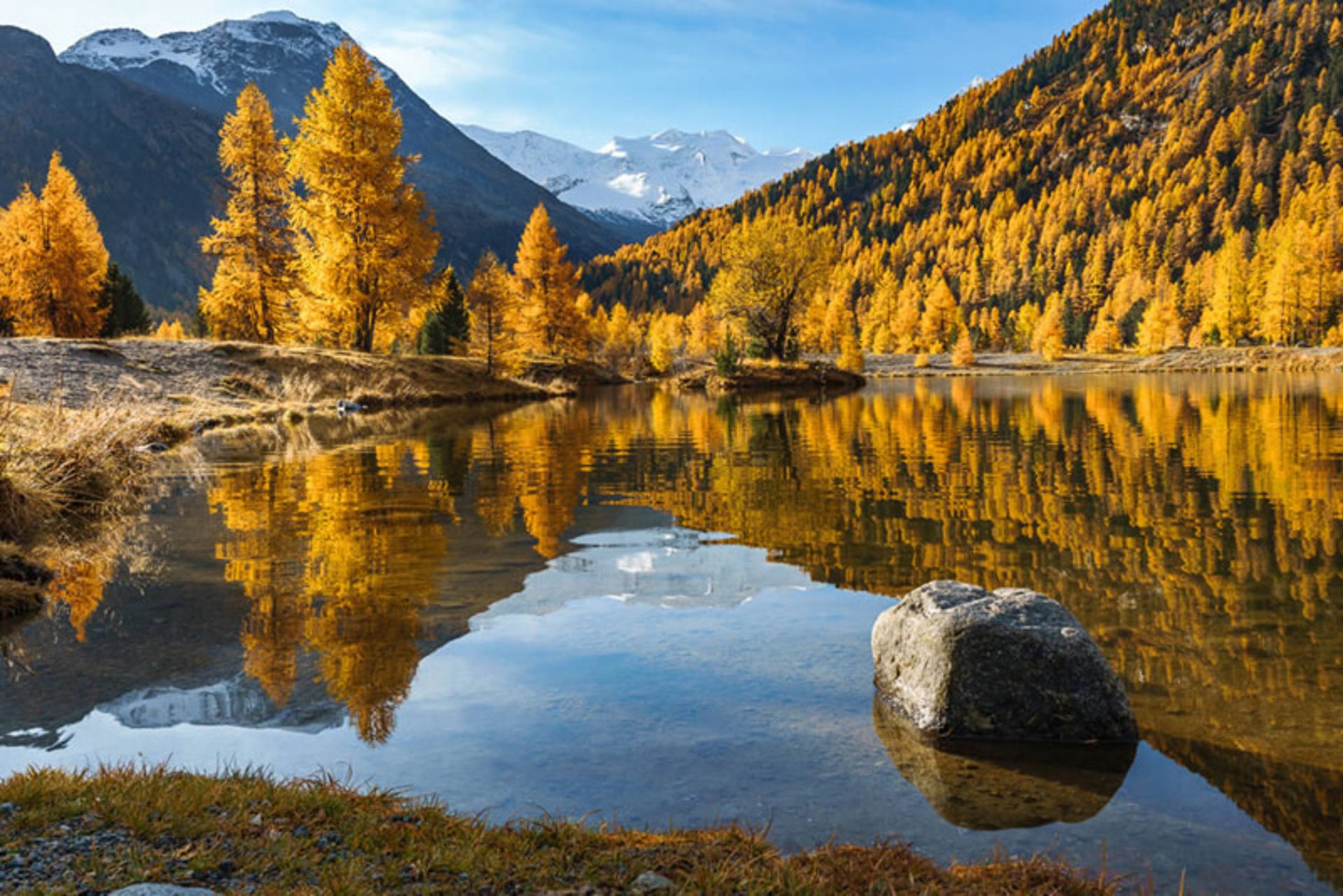 دریاچه ای در کوهستان پاییزی