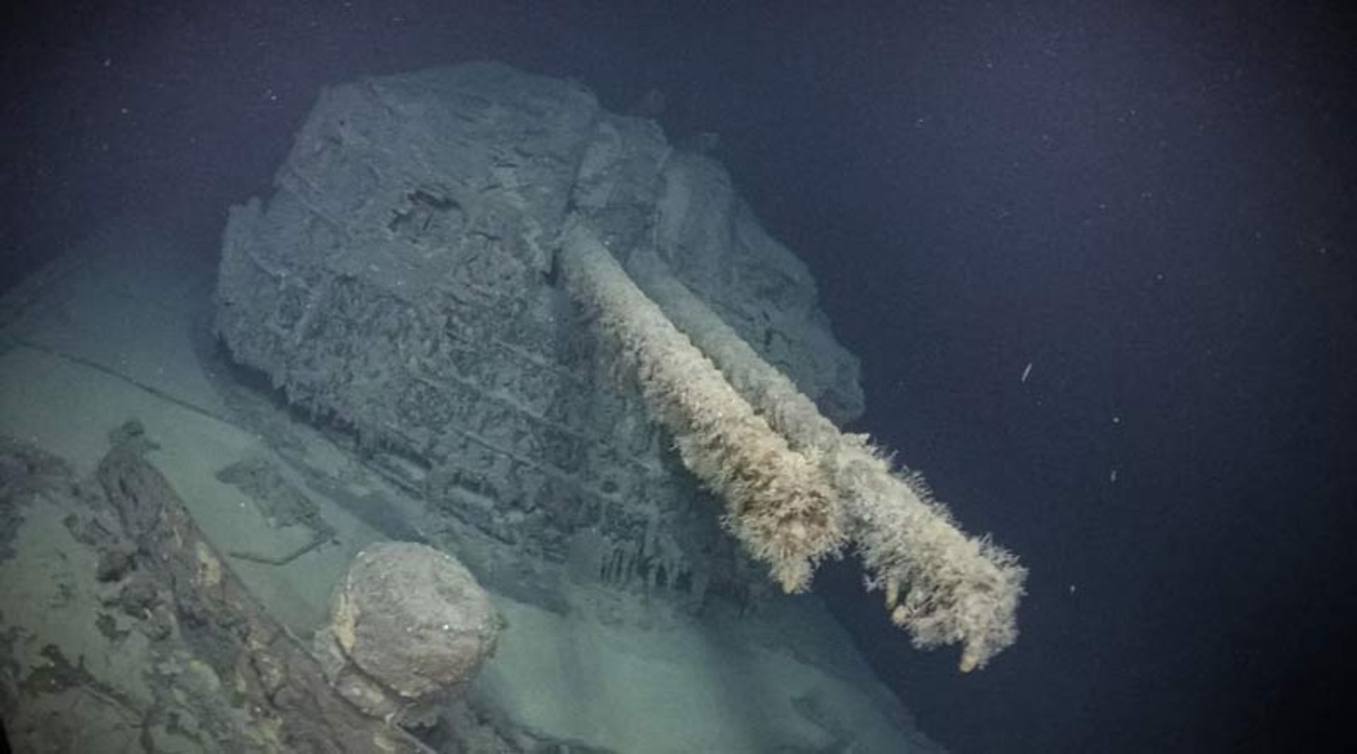 نمای زیر آب از برجک توپ یک کشتی جنگی غرق‌شده