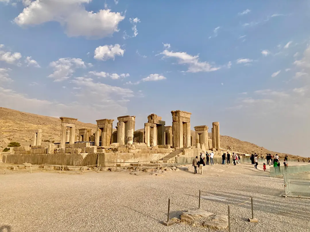 بازدید گردشگران از تخت جمشید