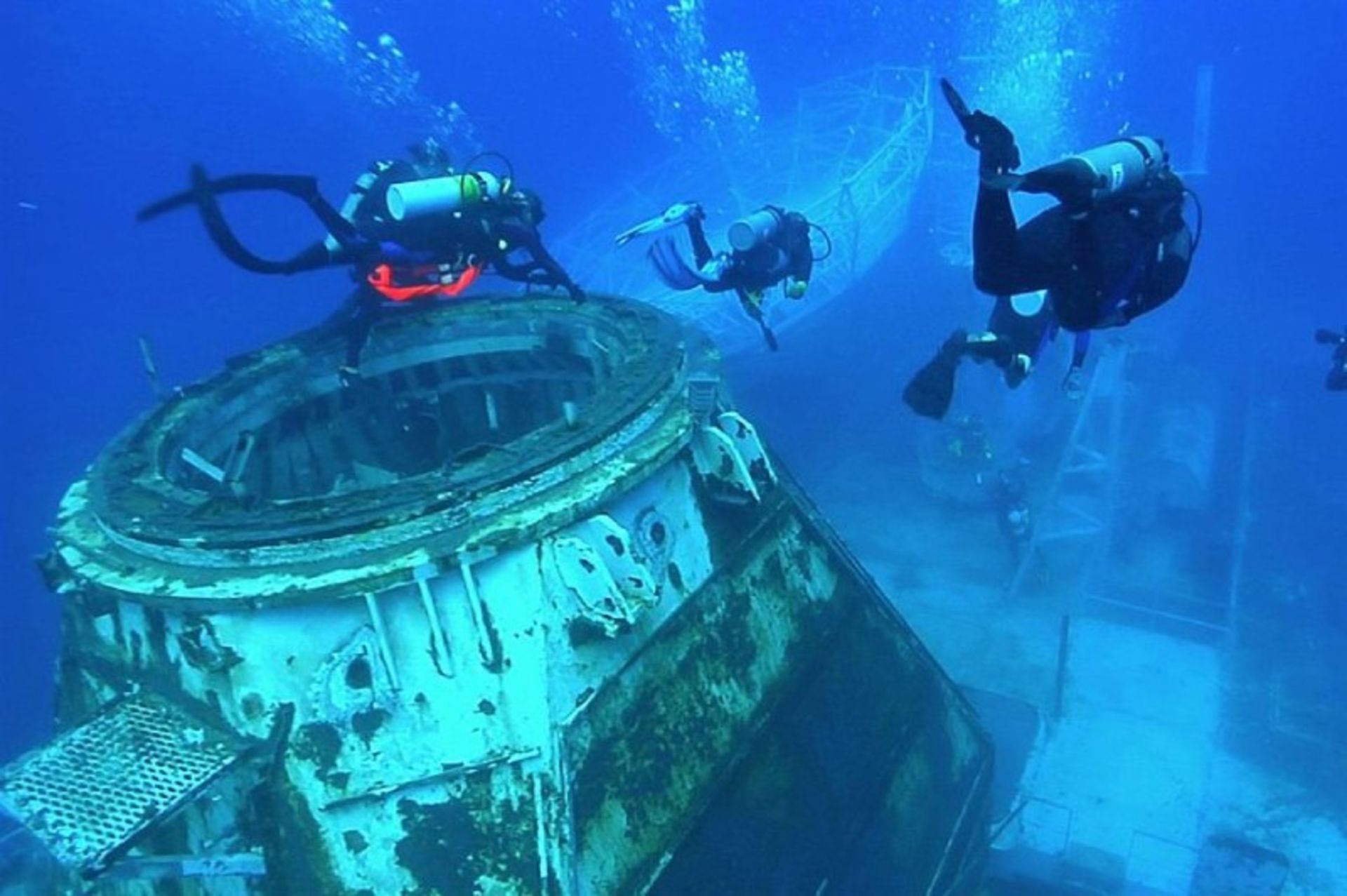 غواصان در کنار کشتی غرق شده در فلوریدا