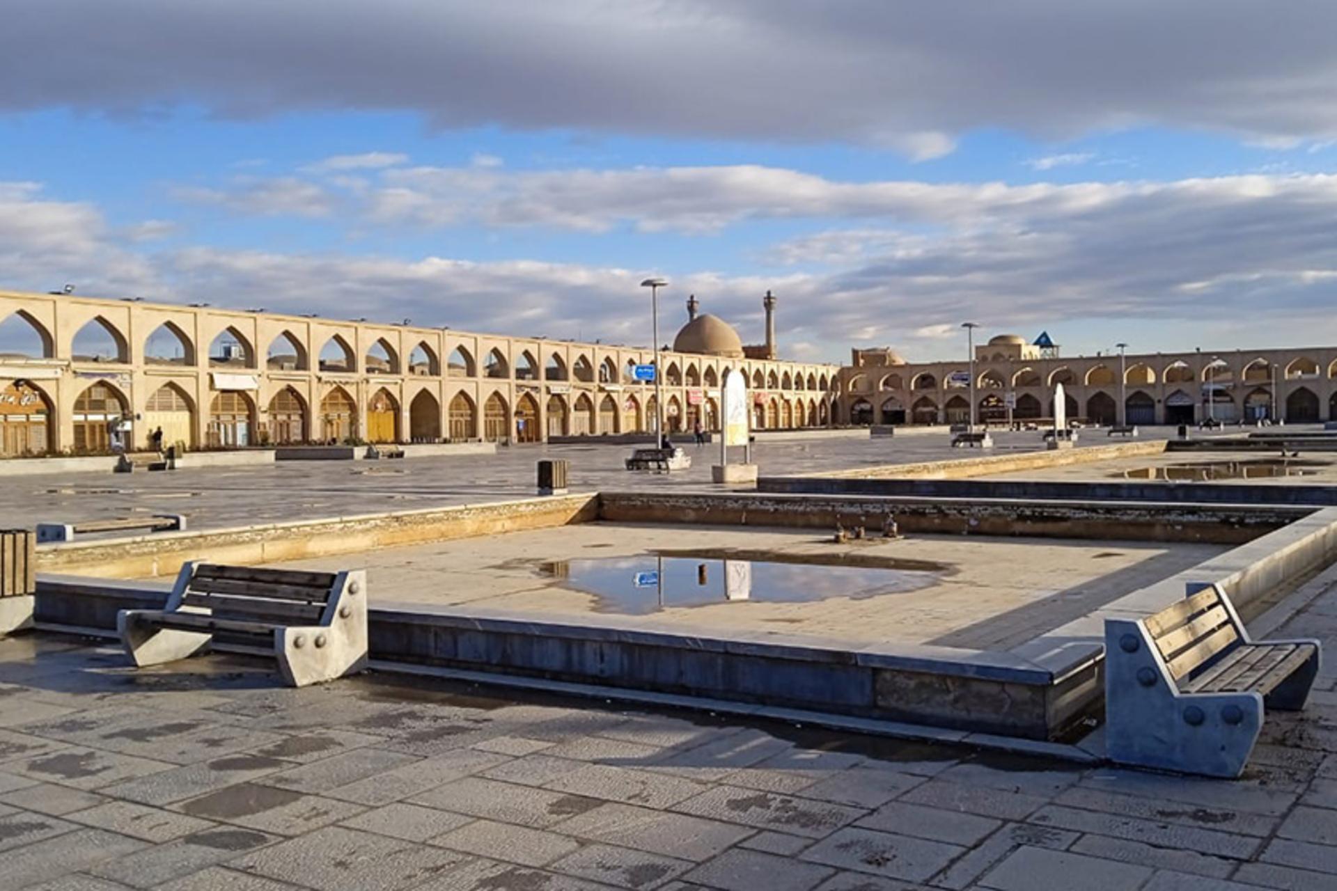 حوض وسظ سبزه میدان اصفهان