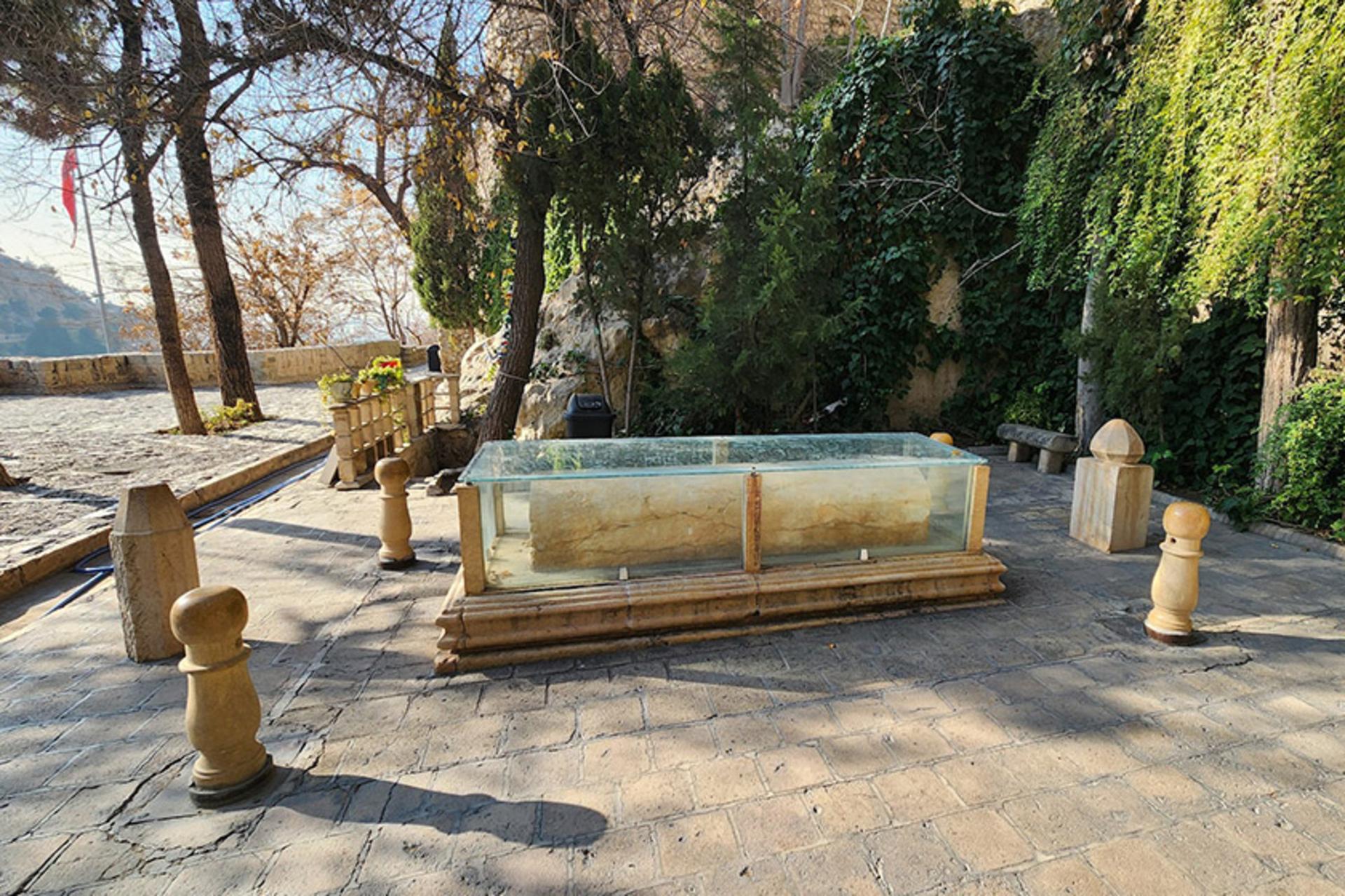 سنگ مزار و آرامگاه خواجوی کرمانی