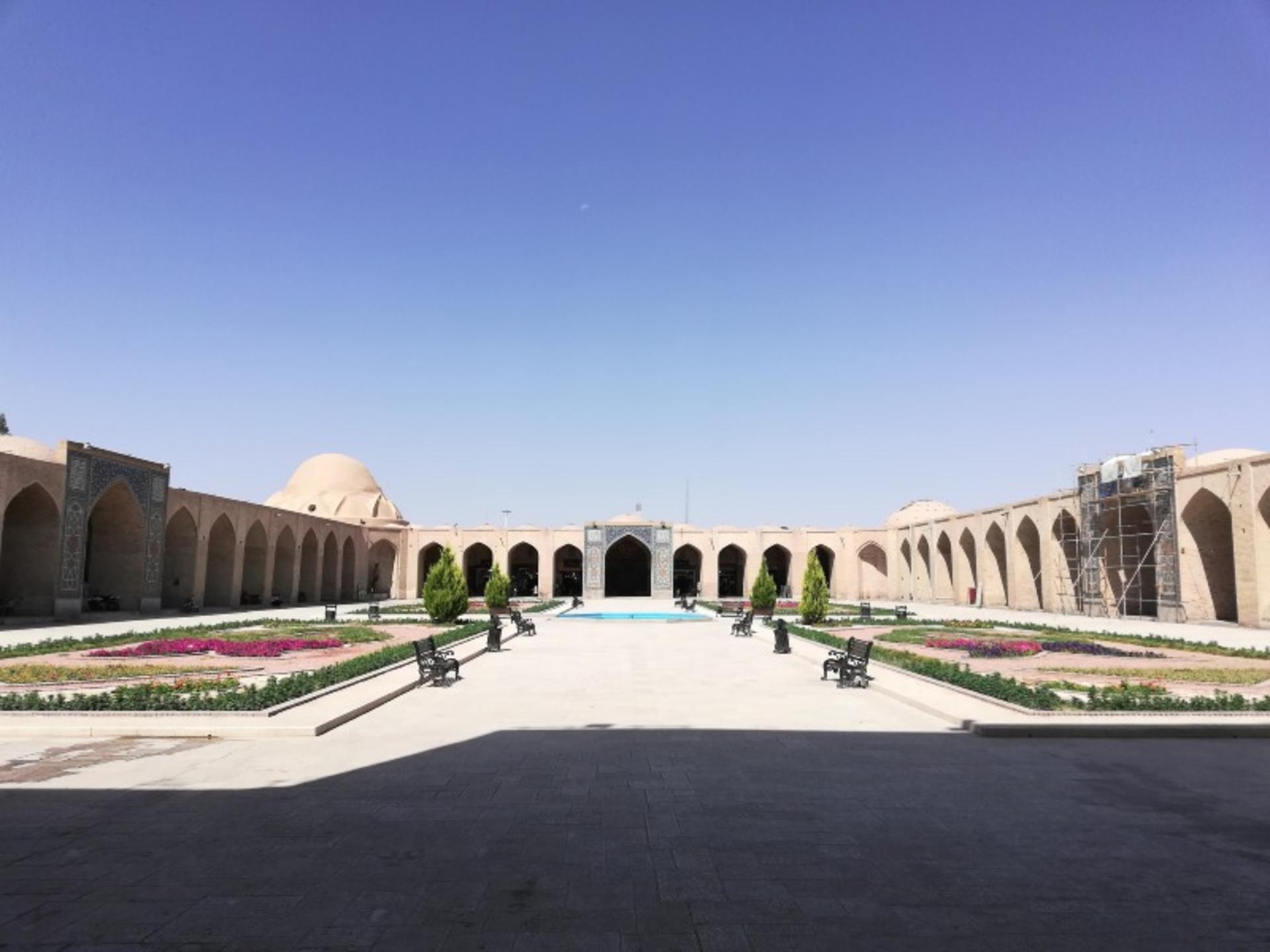 ساختمان های اطراف میدان گنجعلی‌ خان کرمان