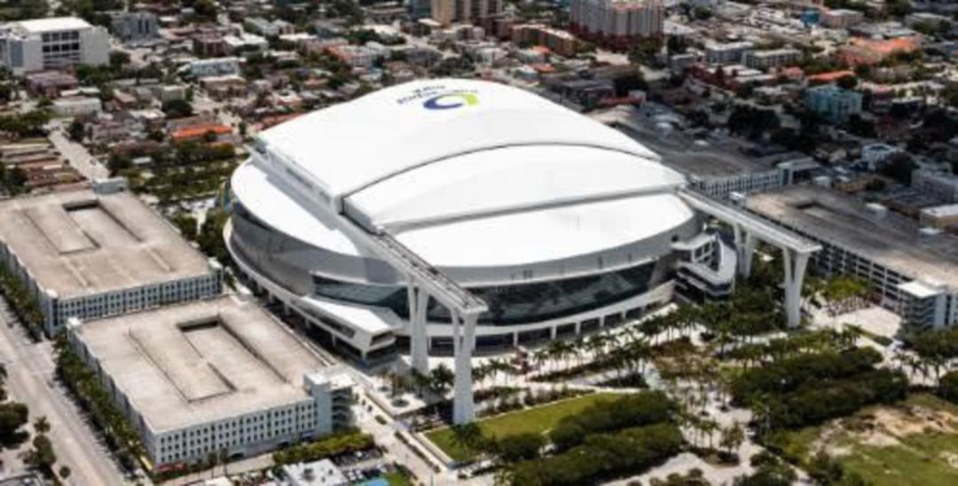 ورزشگاه هارین (Hard Rock Stadium) با سقف سفید بزرگ در میان بافت شهری