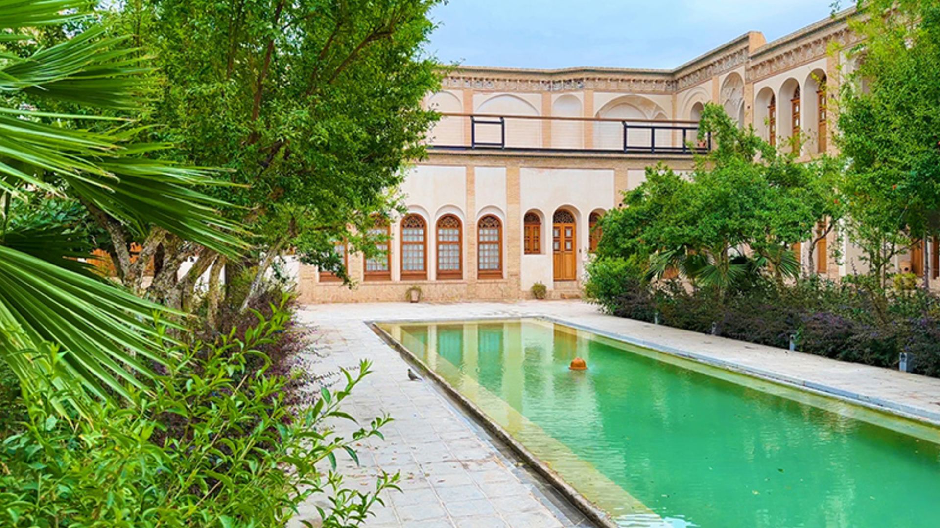 حیاط سرسبز خانه عامری ها کاشان