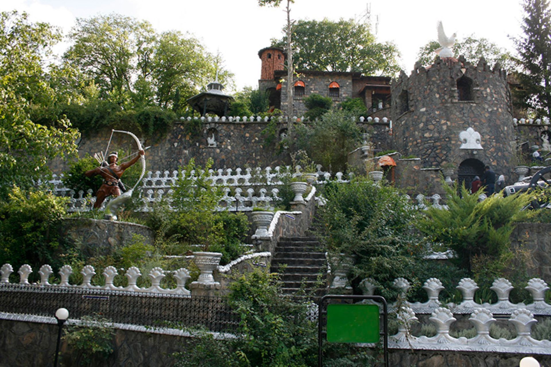 محوطه سرسبز موزه کندلوس