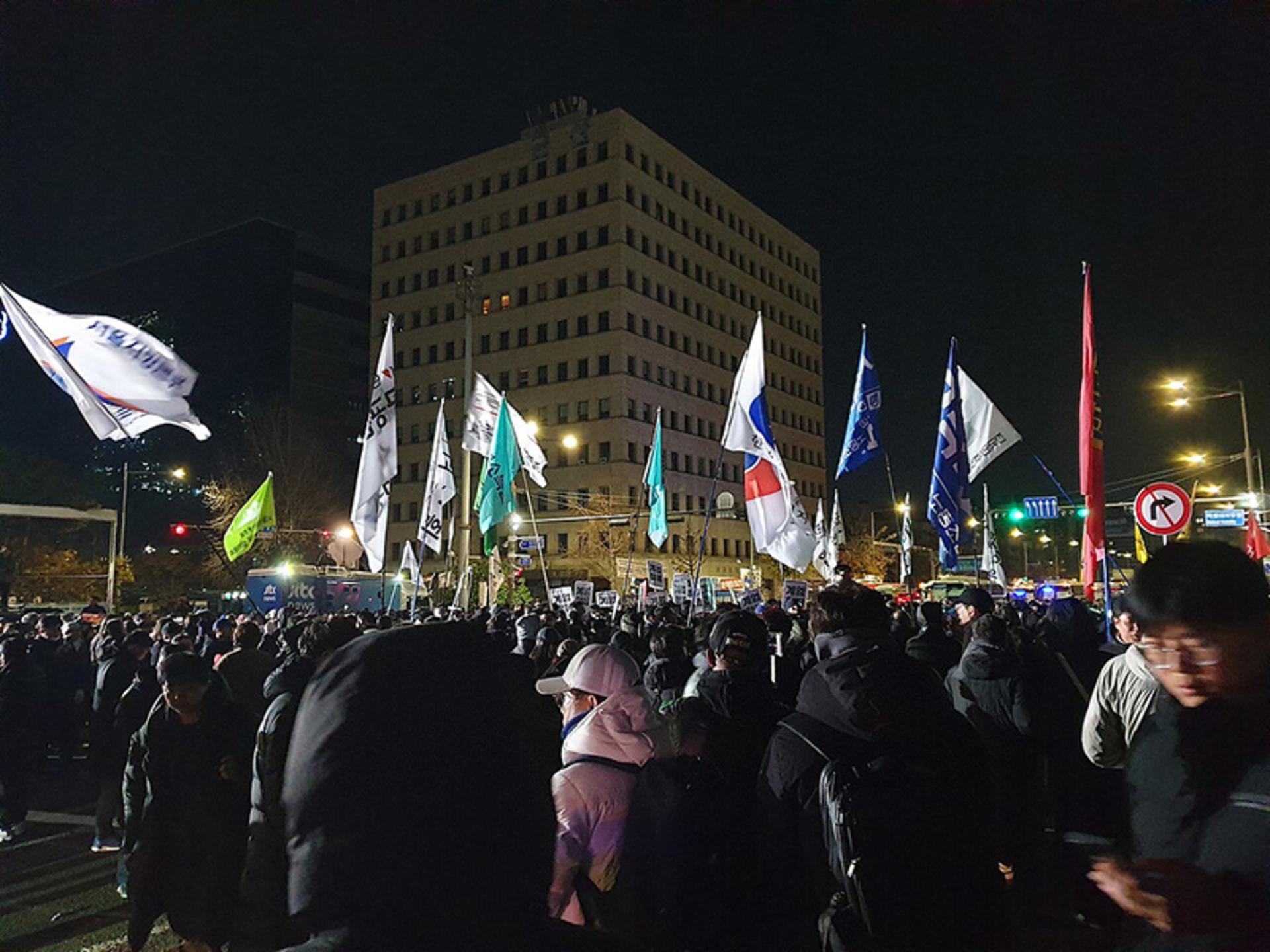 تجمع مردم در پی کودتای ۲۰۲۴ کره جنوبی