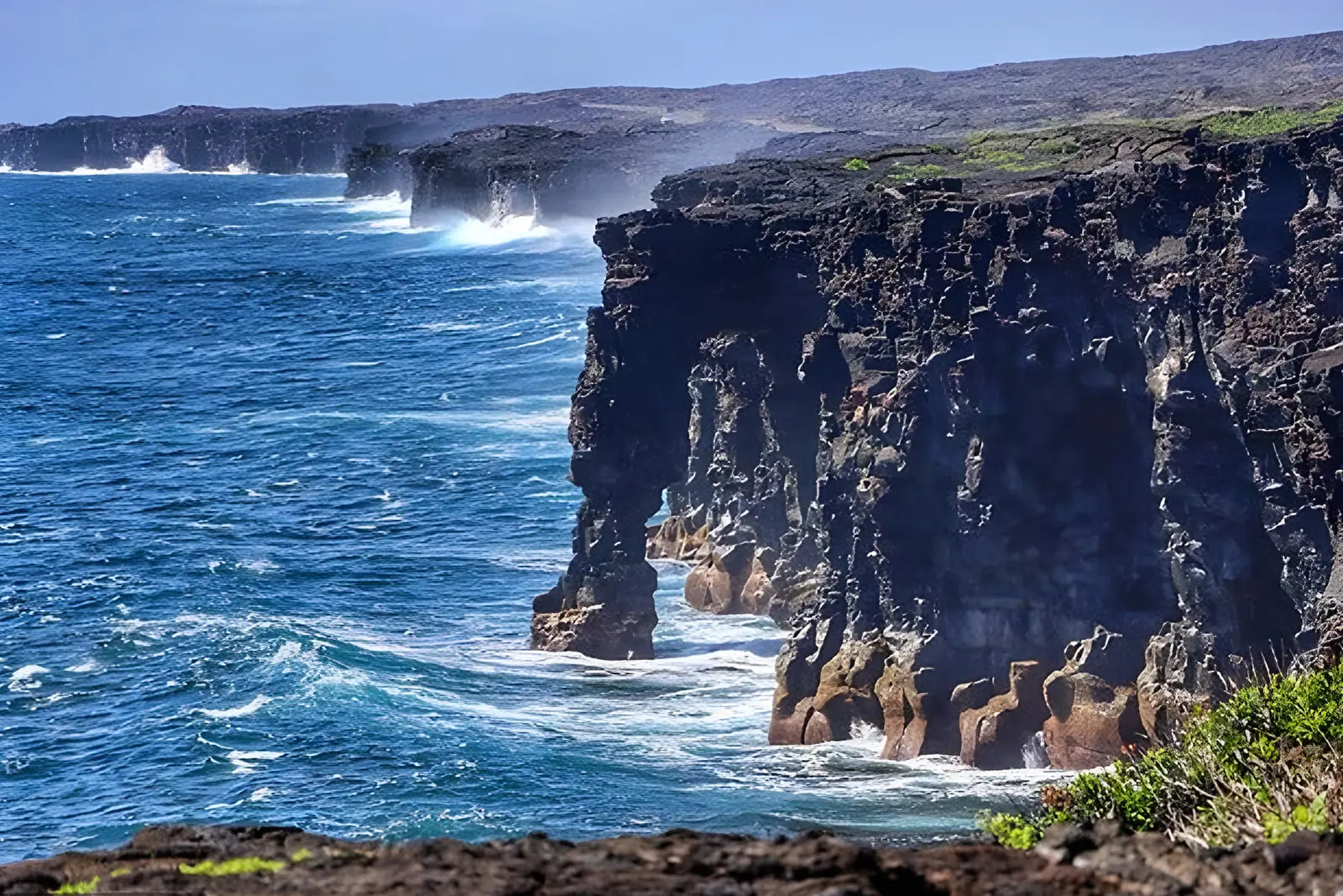 طاق سنگی ساحلی در هاوایی (Hawaii) در میان امواج دریا
